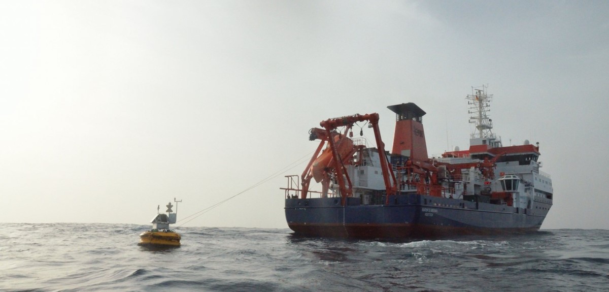 RV Maria S. Merian with dust-collecting buoy. Photo credits Karin Zonneveld/Gerard Versteegh RV Maria S. Merian with dust-collecting buoy. Photo credits Karin Zonneveld/Gerard Versteegh